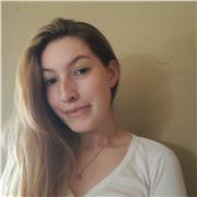 Profesora de ingles imparte clases a niños y adolescentes